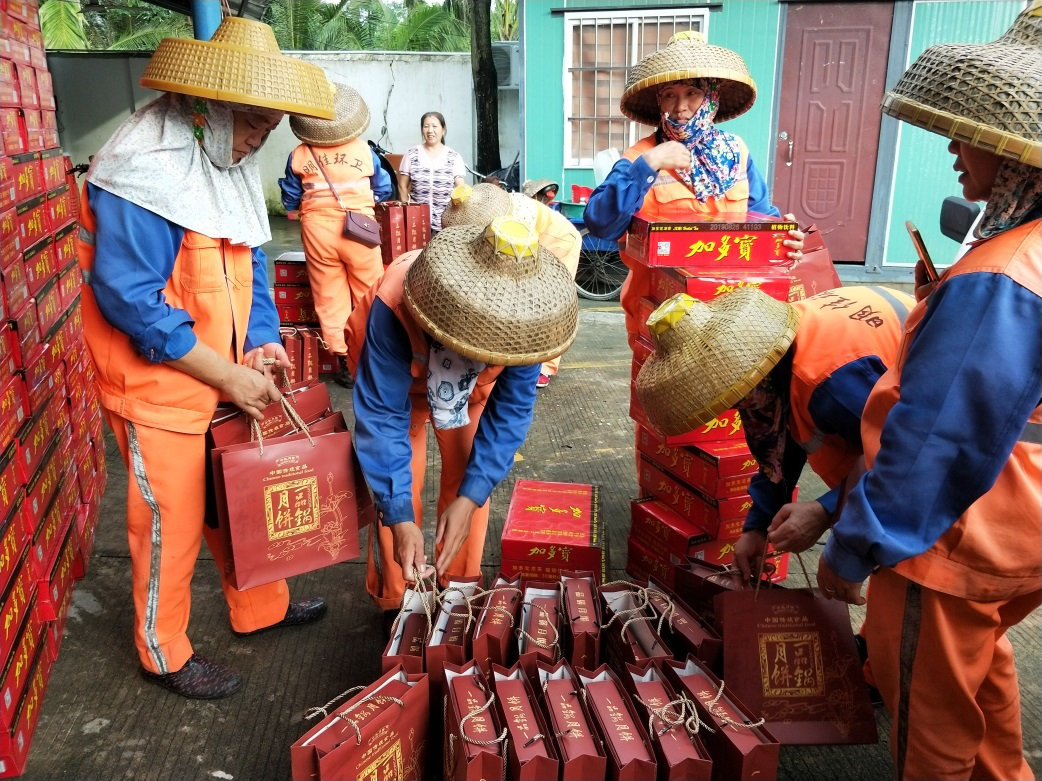 ? ?“中秋佳節(jié)、情暖職工” ? ? ? ? ?-----明佳集團(tuán)黨支部及工會(huì)組織開展中秋慰問活動(dòng)